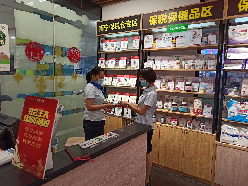 2.党员为租赁商户派发创城宣传手册.jpg